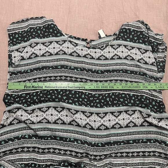 NWT Torrid Black and White Geometric Tunic Plus Size 4X Tribal Aztec Boho - Picture 6 of 6